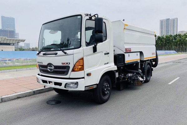 HINO FC quét hút bụi đường