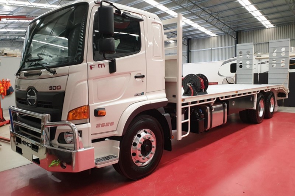 HINO FM chở xe chuyên dùng