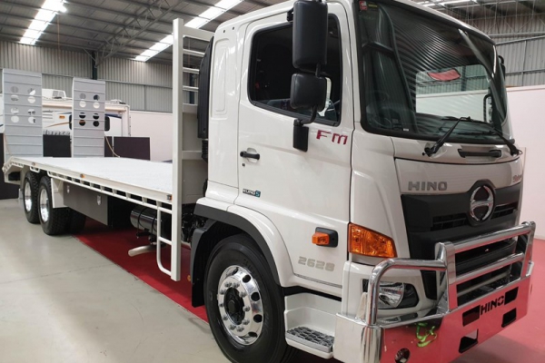 HINO FM chở xe chuyên dùng