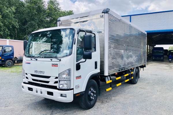 ISUZU NQR75ME4 thùng kín