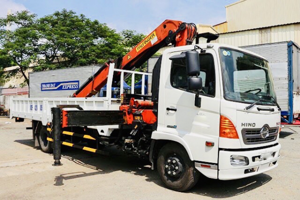 HINO FC gắn cẩu gập 3 tấn