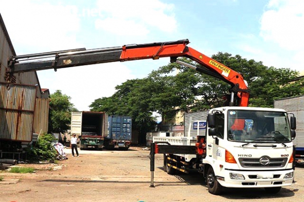 HINO FC gắn cẩu gập 3 tấn