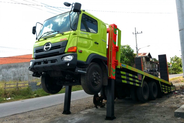 HINO FM nâng đầu chở xe cơ giới