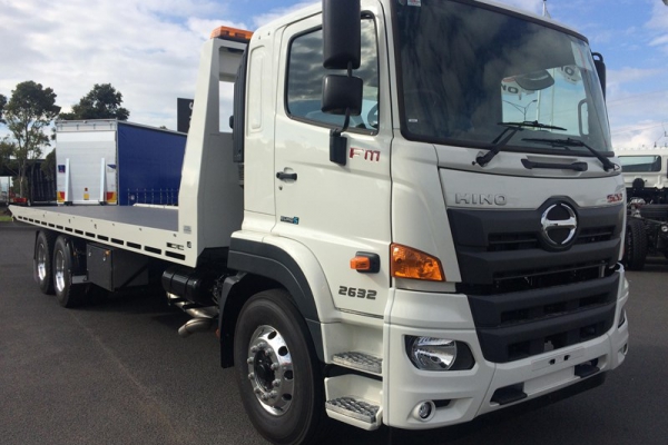 HINO FM chở xe chuyên dùng