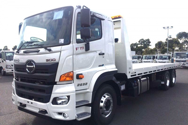 HINO FM chở xe chuyên dùng