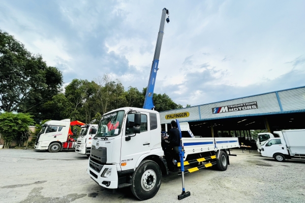 UD TRUCKS Lắp cẩu TADANO 3 tấn