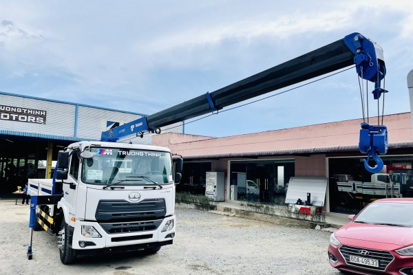 UD TRUCKS Lắp cẩu TADANO 3 tấn