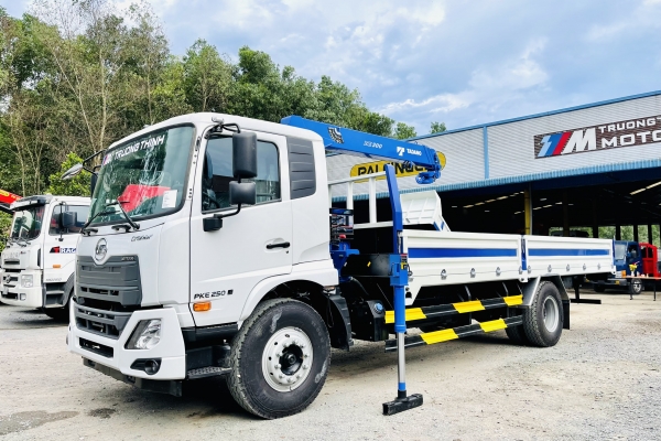 UD TRUCKS Lắp cẩu TADANO 3 tấn