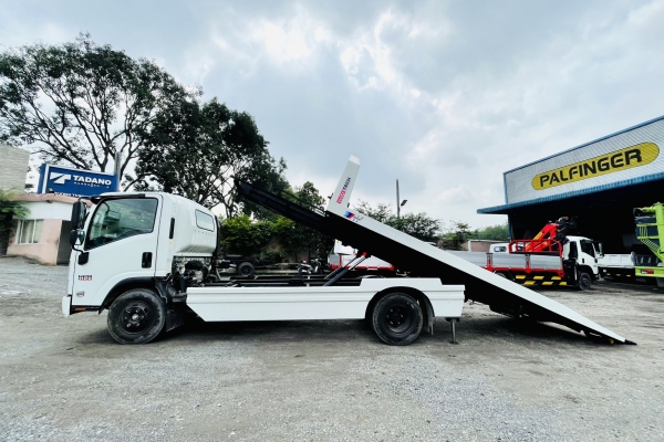 Isuzu NPR chở xe ô tô