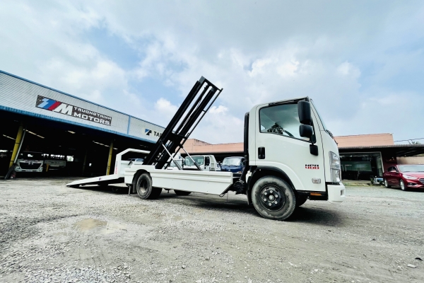 Isuzu NPR chở xe ô tô