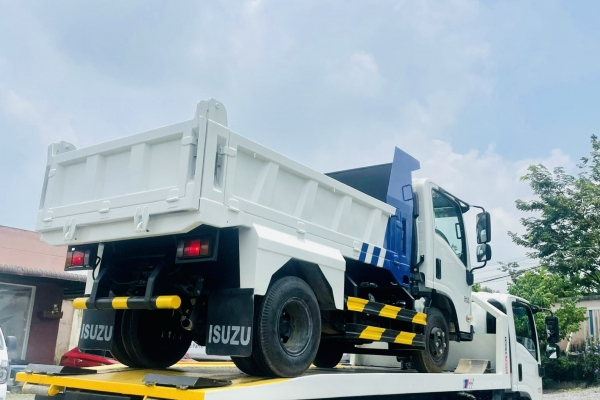 Isuzu NPR chở xe ô tô