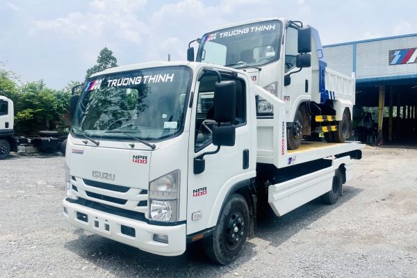 Isuzu NPR chở xe ô tô