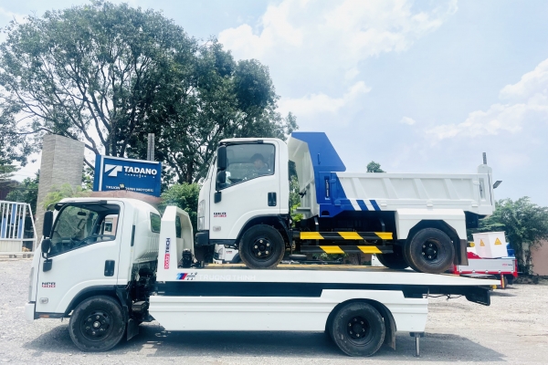 Isuzu NPR chở xe ô tô