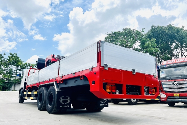 XE HINO 3 CHÂN GẮN CẨU 8 TẤN