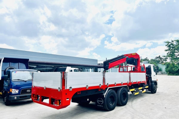 XE HINO 3 CHÂN GẮN CẨU 8 TẤN